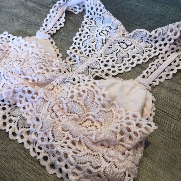 Like New Medium Aerie Bralette Bundle - Picture 7 of 10